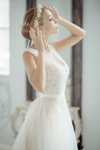 Свадебное платье с расшитым лифом и фатиновой юбкой