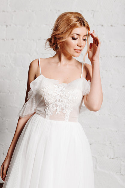 Короткое свадебное платье из кружева