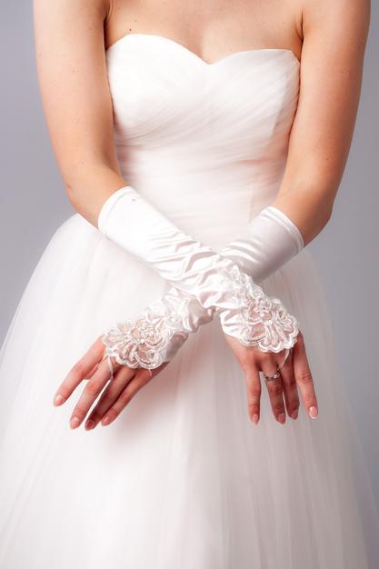 Атласные митенки с кружевом