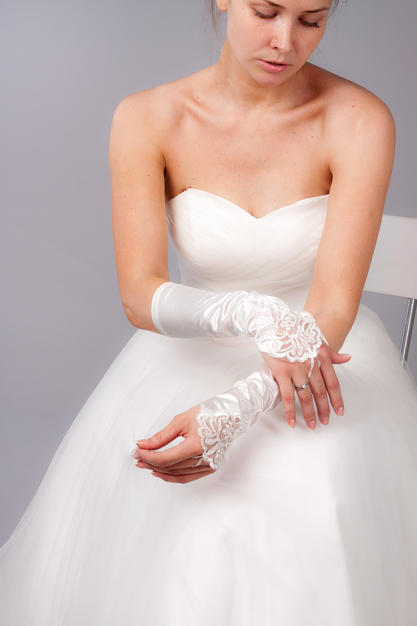 Атласные митенки с кружевом