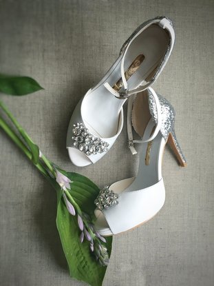 ​Свадебные туфли с крупным декором