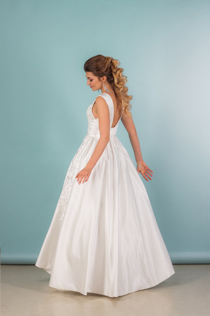Свадебное атласное платье с вышивкой