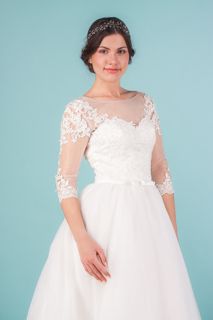 Свадебное платье с кружевными рукавами и легкой пышной фатиновой юбкой