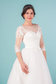 Свадебное платье с кружевными рукавами и легкой пышной фатиновой юбкой