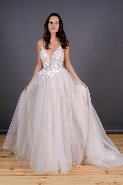 Фатиновое свадебное платье на лямках с кружевом
