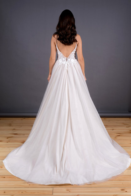 Фатиновое свадебное платье на лямках с кружевом