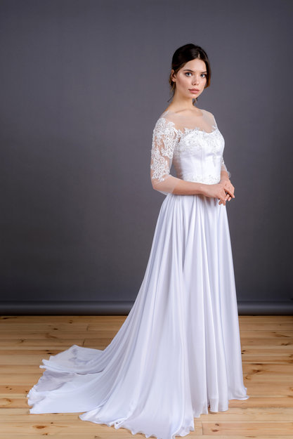 Атласное платье невесты с кружевом