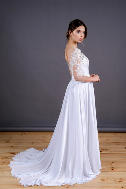 Атласное платье невесты с кружевом