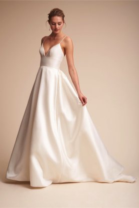 Атласное свадебное платье на лямках с вырезом