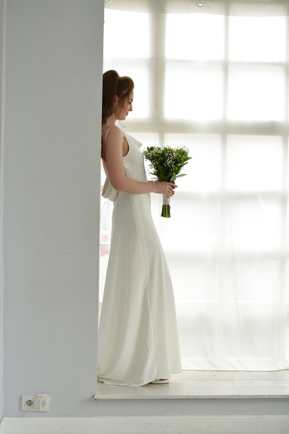 Свадебное платье прямое на лямках с открытой спиной