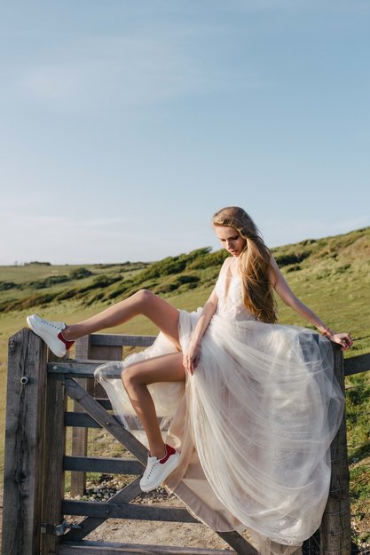 Свадебное платье с расшитым лифом на лямках 
