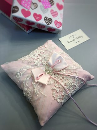 Подушка для колец в розовых оттенках 
