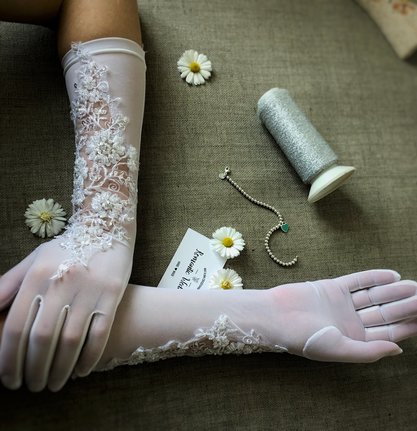 Свадебные перчатки длинные прозрачные с кружевом