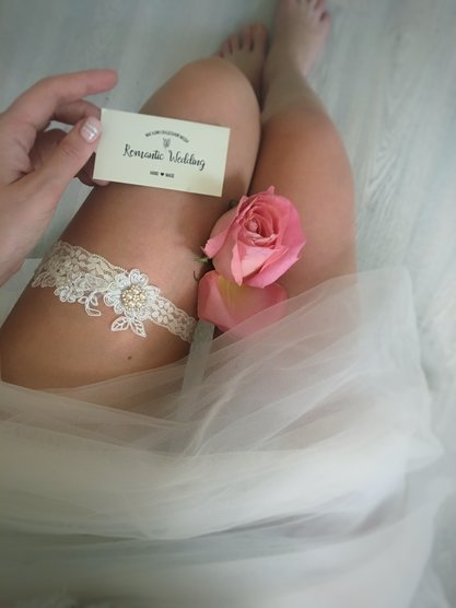 Свадебная подвязка с жемчужным цветком