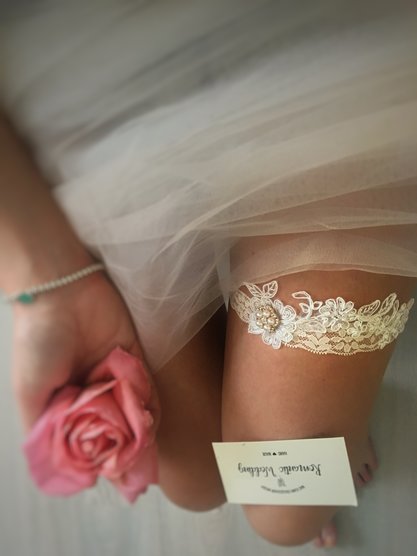 Свадебная подвязка с жемчужным цветком