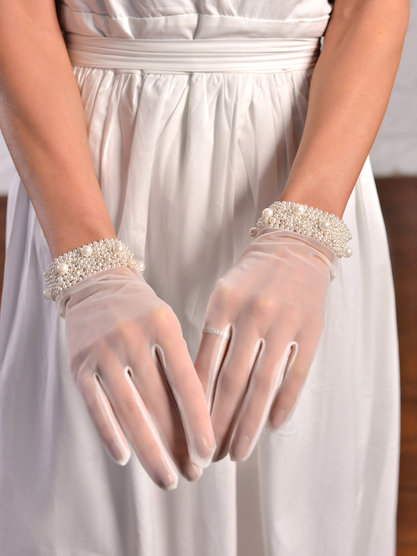 Свадебные перчатки с декором снизу