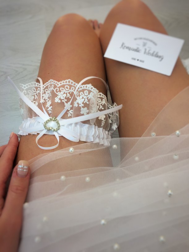 Белая подвязка невесты на ногу свадьбы