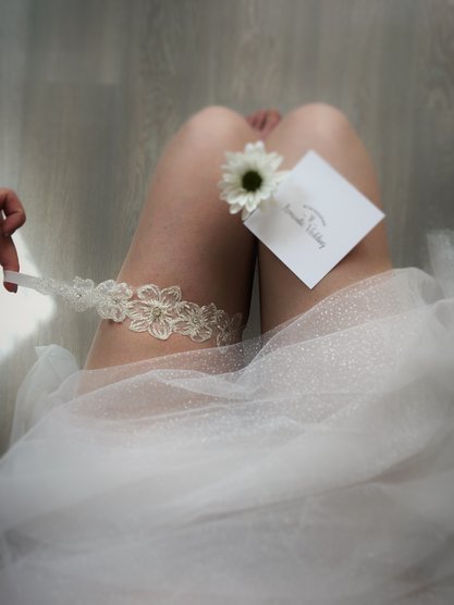 Подвязка невесты "Цветы с блеском"