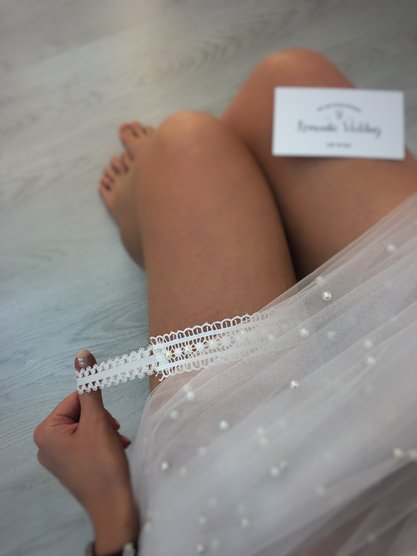 Свадебная подвязка узкая кружевная с жемчужинками