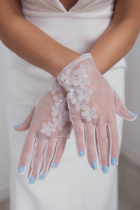 Свадебные перчатки с цветами и стразами