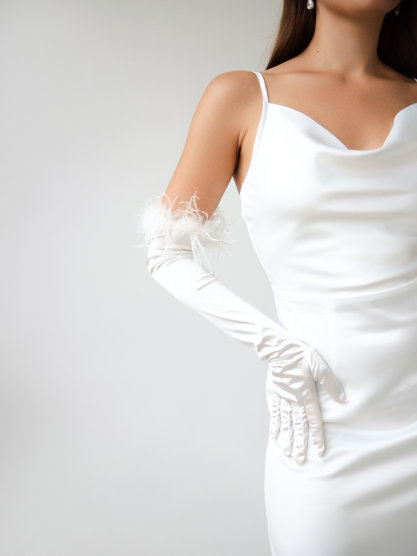 Свадебные высокие перчатки с перьями